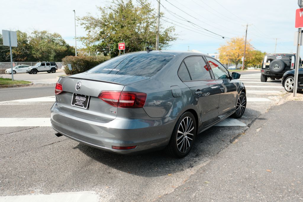 Photo 5 of this VOLKSWAGEN JETTA