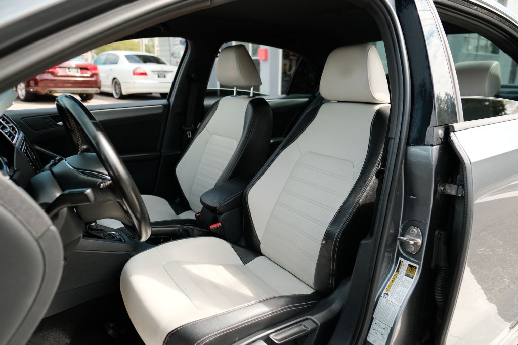 Photo 11 of this VOLKSWAGEN JETTA