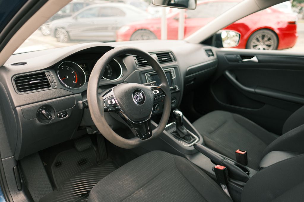 Photo 9 of this VOLKSWAGEN JETTA