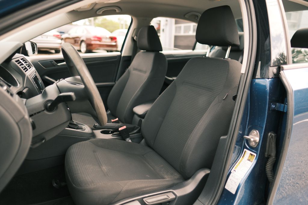 Photo 10 of this VOLKSWAGEN JETTA