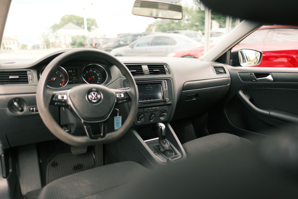 Photo 11 of this VOLKSWAGEN JETTA