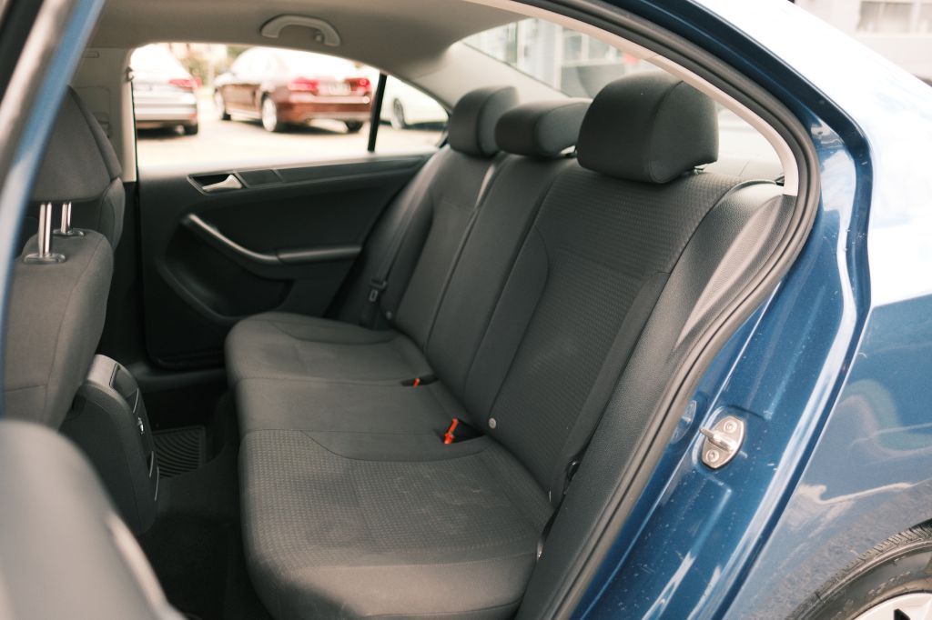 Photo 12 of this VOLKSWAGEN JETTA