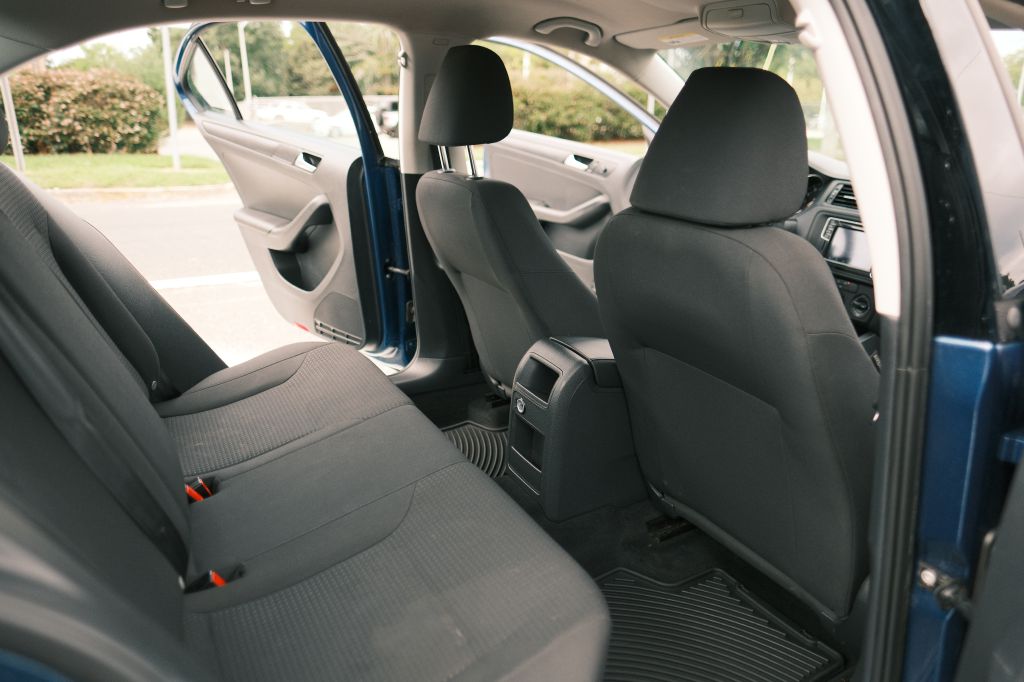 Photo 14 of this VOLKSWAGEN JETTA