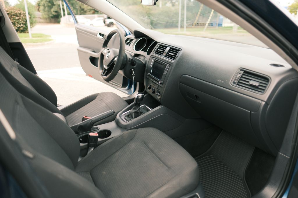 Photo 15 of this VOLKSWAGEN JETTA
