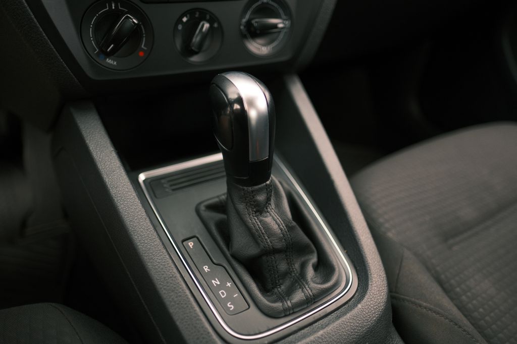 Photo 16 of this VOLKSWAGEN JETTA
