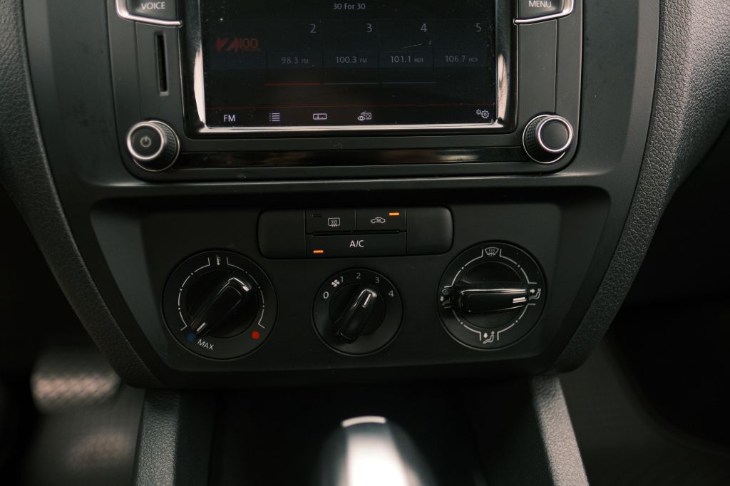 Photo 17 of this VOLKSWAGEN JETTA