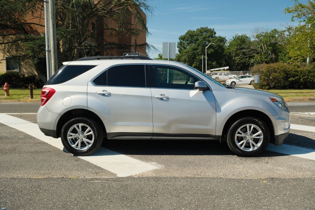 Photo 4 of this CHEVROLET EQUINOX