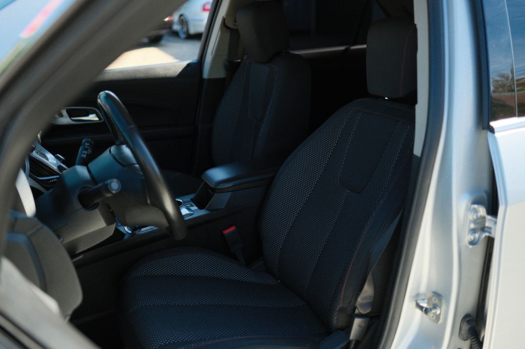 Photo 10 of this CHEVROLET EQUINOX
