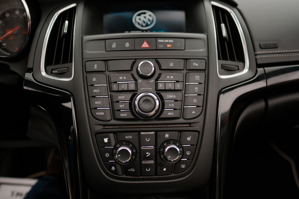 Photo 17 of this BUICK CASCADA