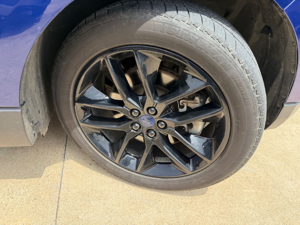 Photo 34 of this FORD EDGE