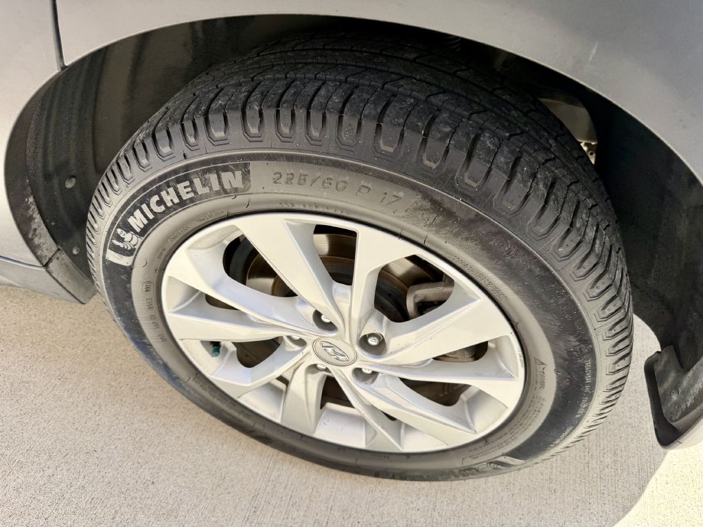Photo 33 of this HYUNDAI TUCSON