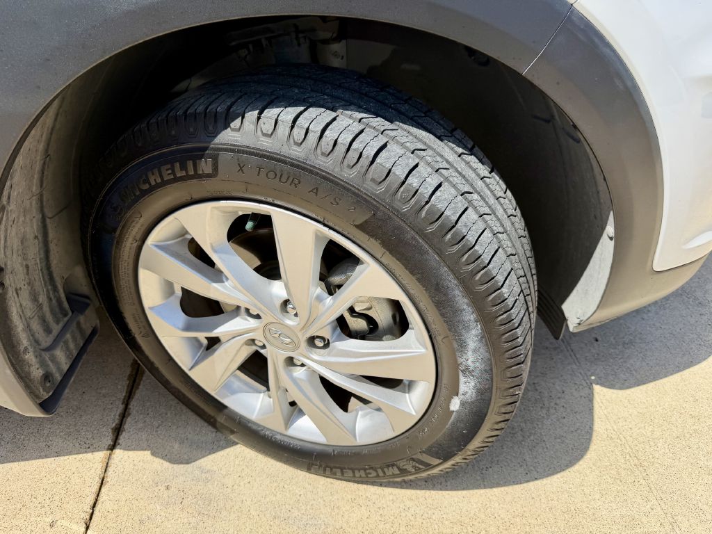 Photo 35 of this HYUNDAI TUCSON