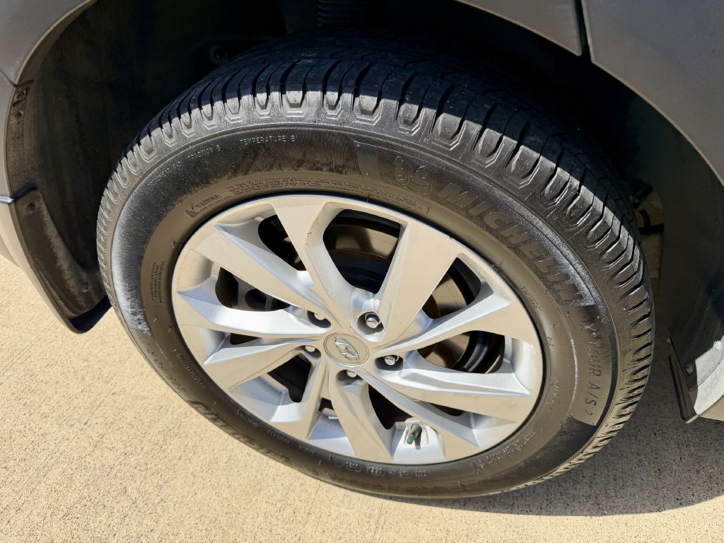 Photo 36 of this HYUNDAI TUCSON