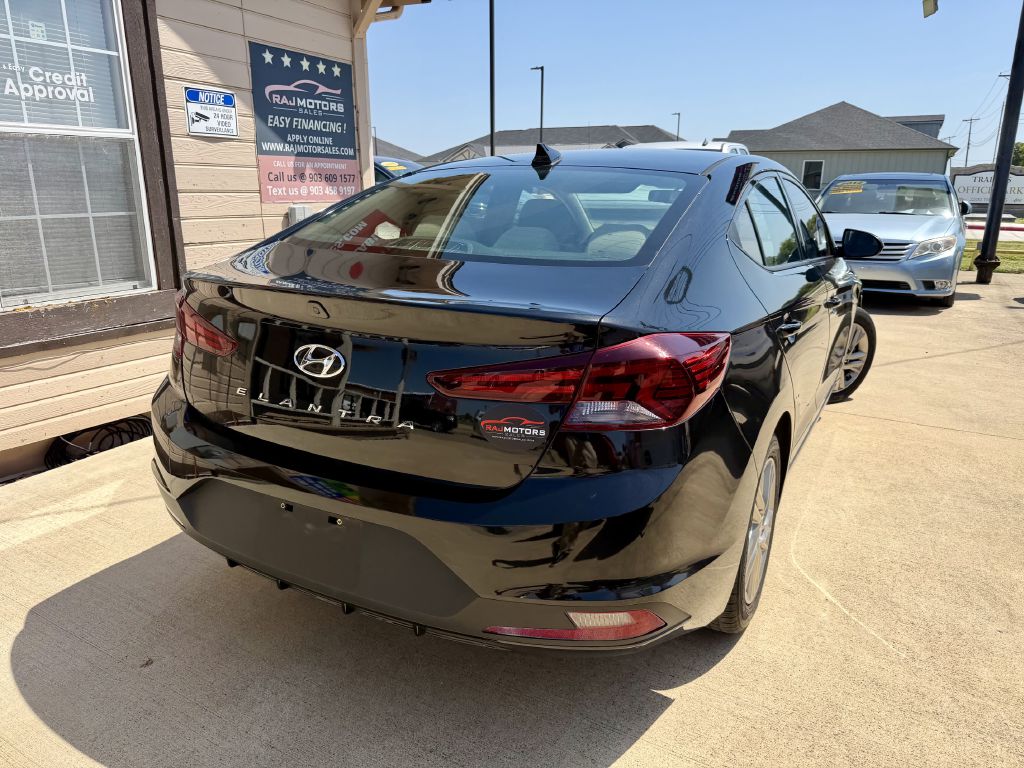 Photo 11 of this HYUNDAI ELANTRA