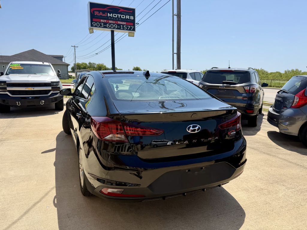 Photo 12 of this HYUNDAI ELANTRA