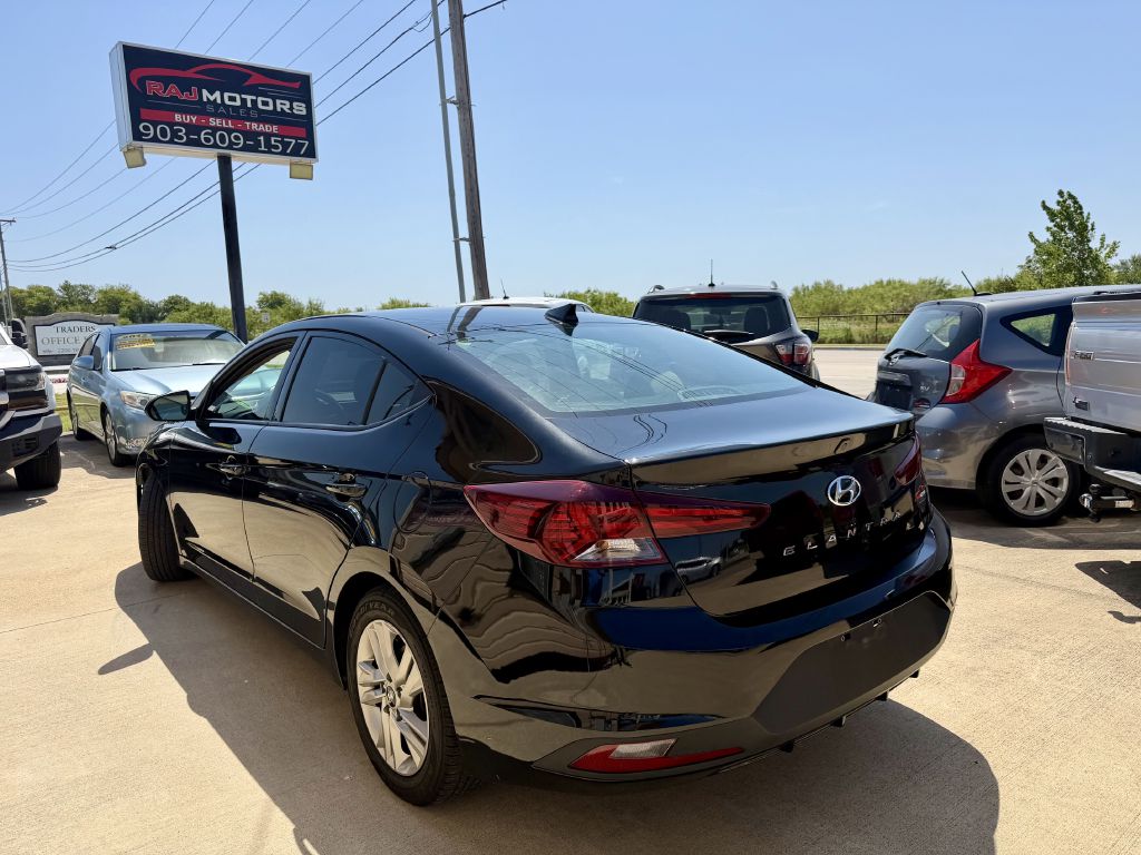 Photo 13 of this HYUNDAI ELANTRA