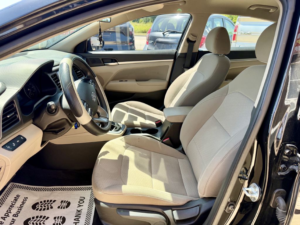 Photo 15 of this HYUNDAI ELANTRA