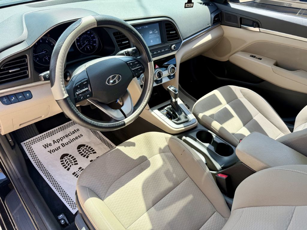 Photo 16 of this HYUNDAI ELANTRA