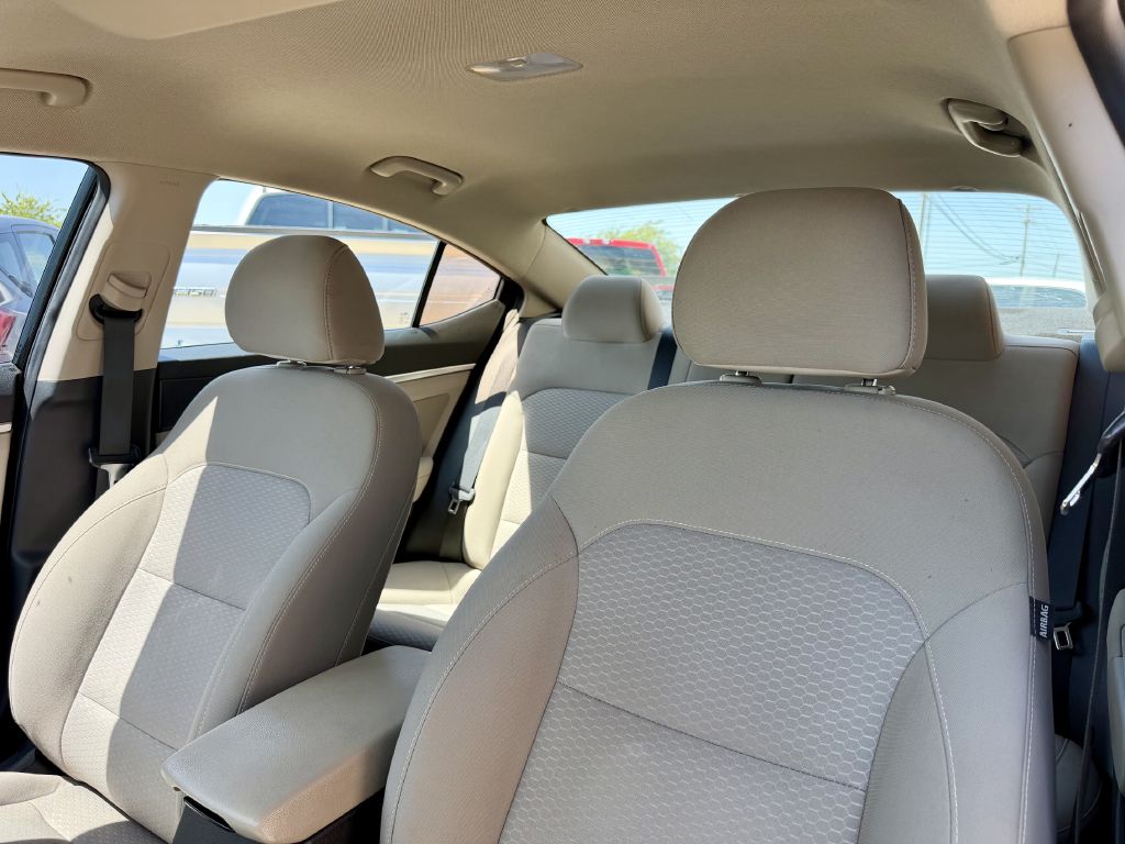 Photo 17 of this HYUNDAI ELANTRA