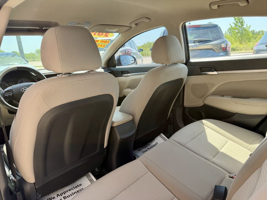 Photo 19 of this HYUNDAI ELANTRA
