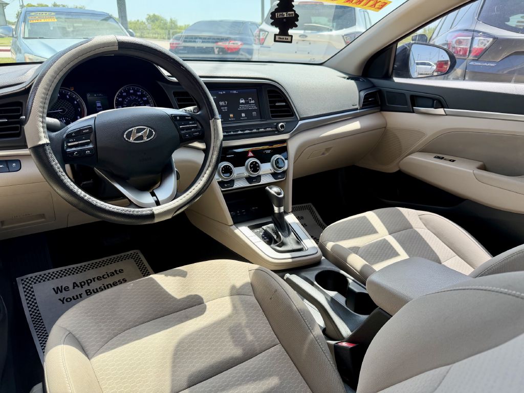 Photo 20 of this HYUNDAI ELANTRA