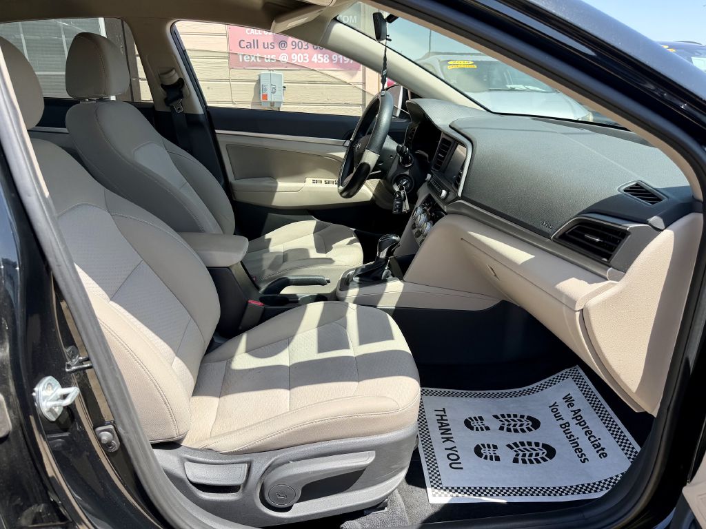 Photo 21 of this HYUNDAI ELANTRA