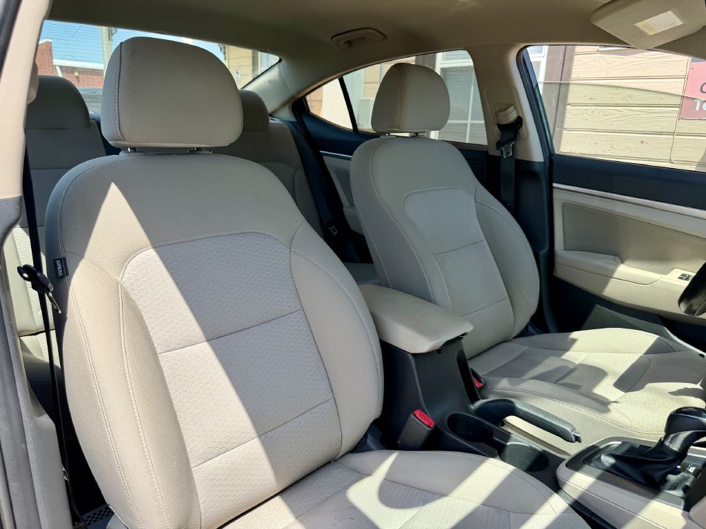 Photo 22 of this HYUNDAI ELANTRA