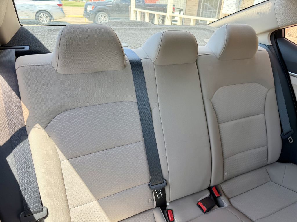 Photo 23 of this HYUNDAI ELANTRA