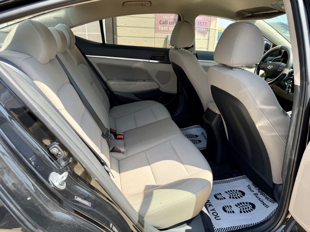 Photo 24 of this HYUNDAI ELANTRA