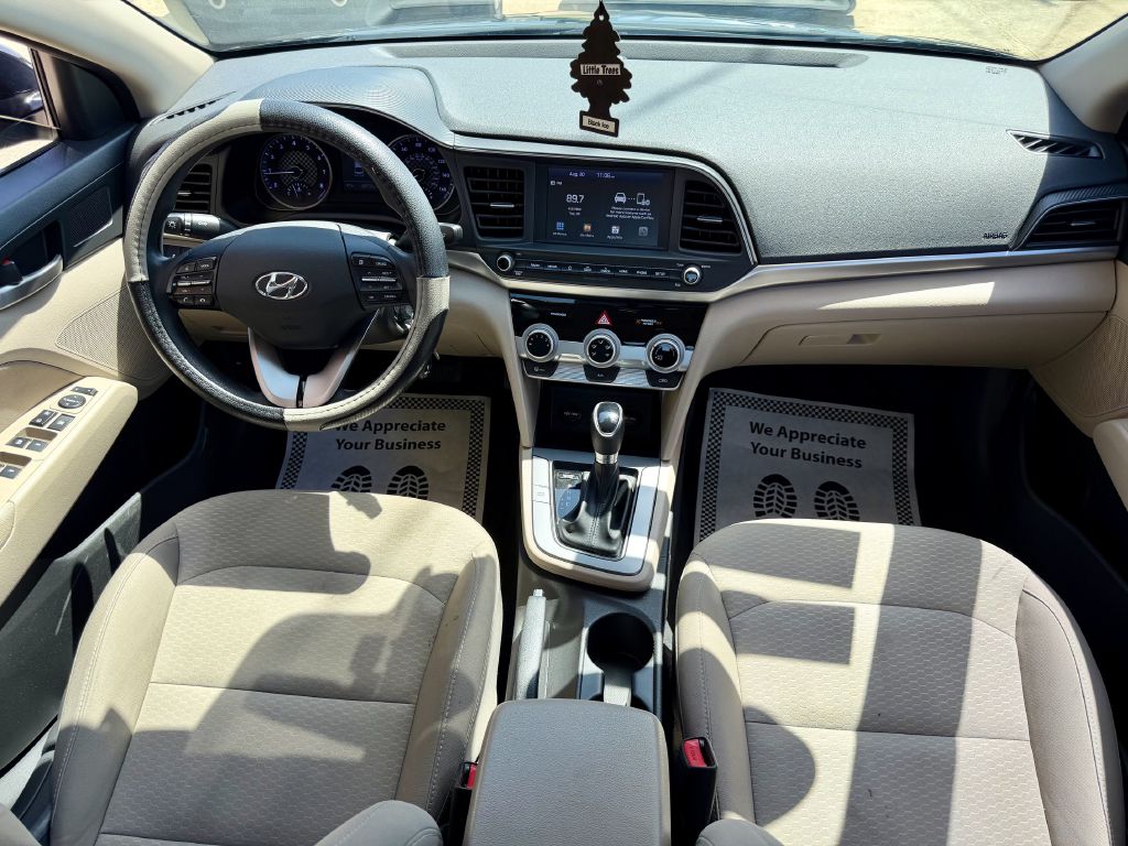 Photo 25 of this HYUNDAI ELANTRA