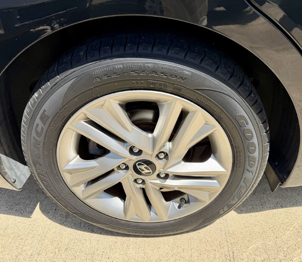 Photo 37 of this HYUNDAI ELANTRA