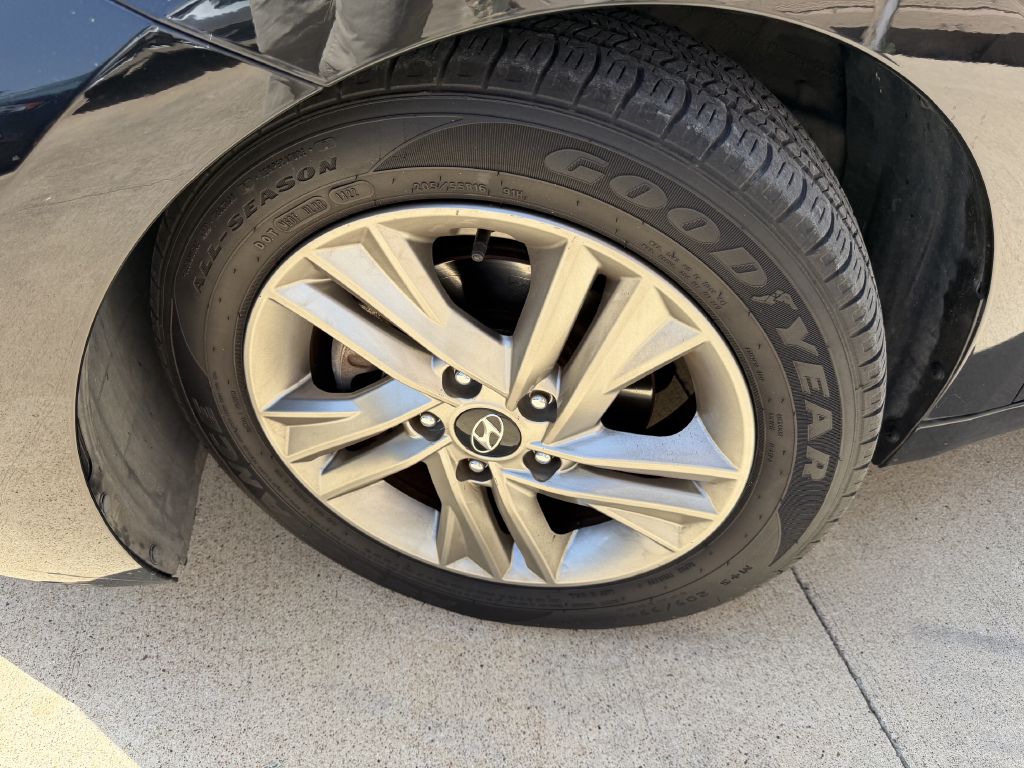 Photo 36 of this HYUNDAI ELANTRA