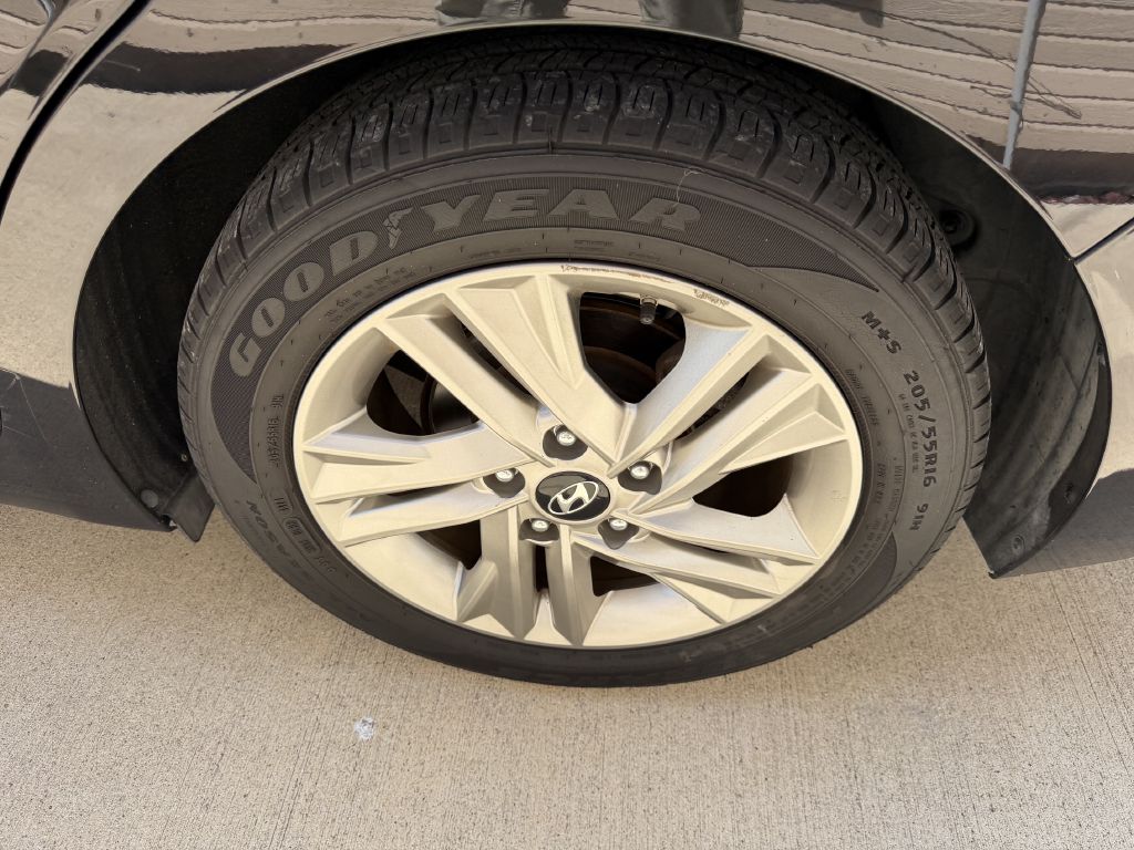 Photo 34 of this HYUNDAI ELANTRA