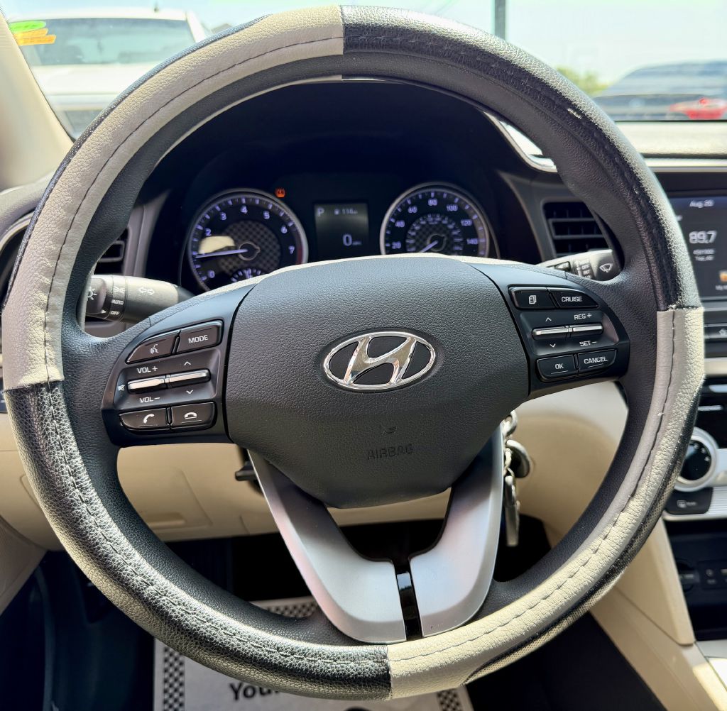 Photo 28 of this HYUNDAI ELANTRA