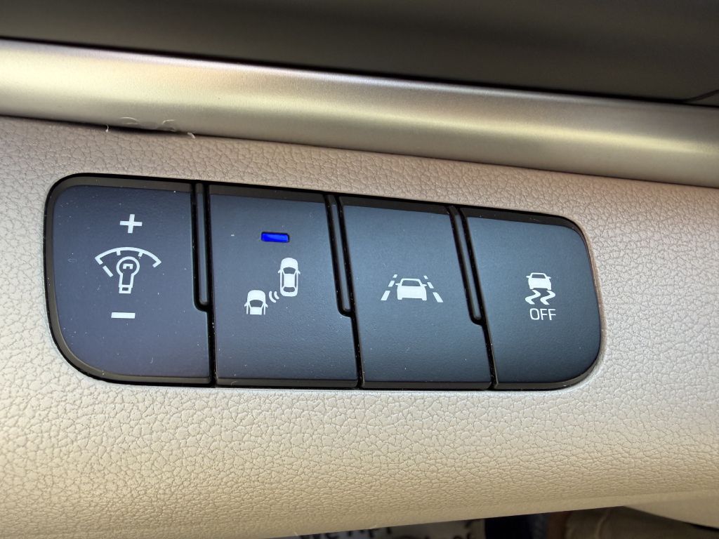 Photo 31 of this HYUNDAI ELANTRA
