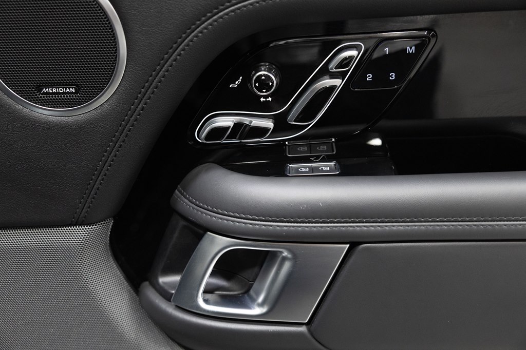 Photo 28 of this LAND ROVER RANGE ROVER