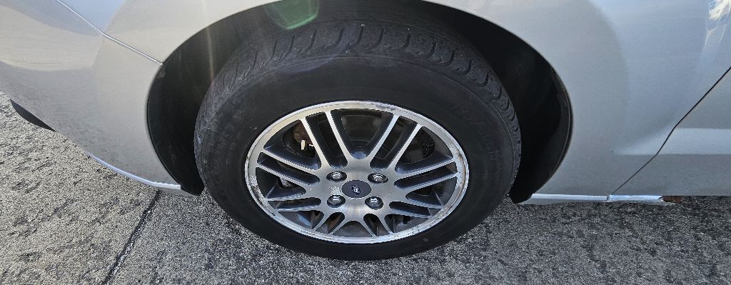 Photo 23 of this FORD FOCUS