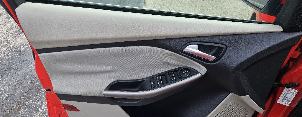 Photo 15 of this FORD FOCUS