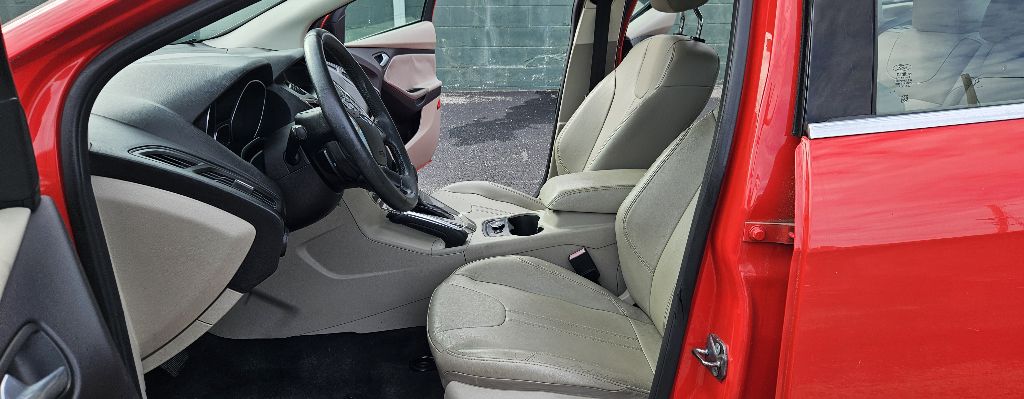 Photo 16 of this FORD FOCUS