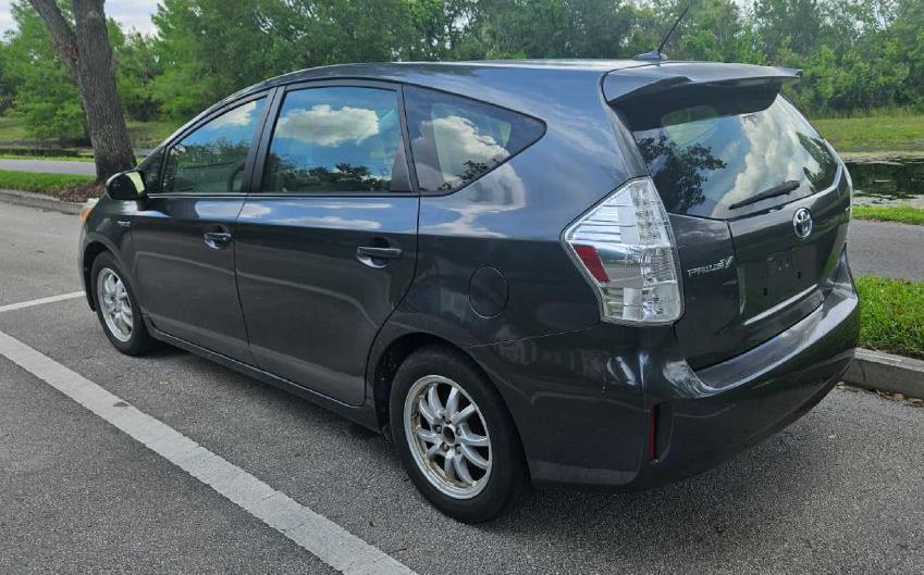 Photo 5 of this TOYOTA PRIUS V