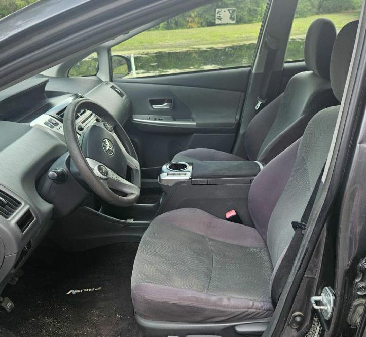 Photo 7 of this TOYOTA PRIUS V