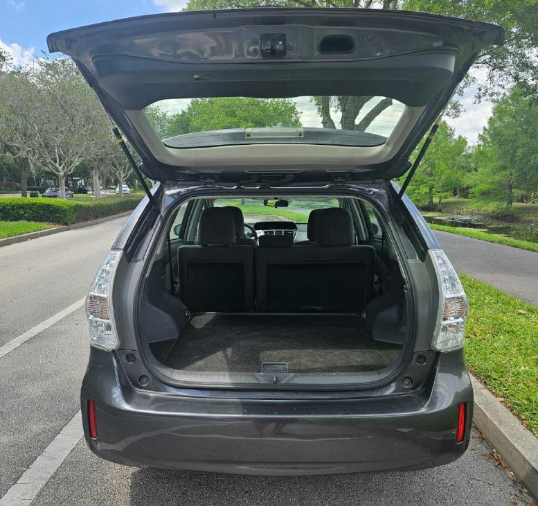Photo 8 of this TOYOTA PRIUS V
