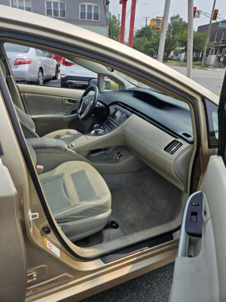 Photo 8 of this TOYOTA PRIUS
