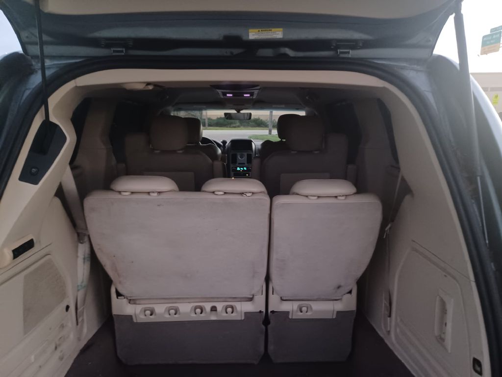 Photo 5 of this CHRYSLER TOWN & COUNTRY