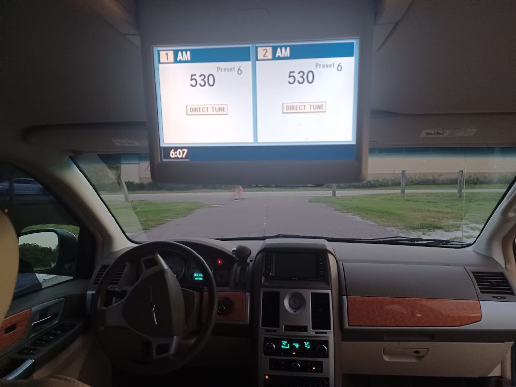 Photo 6 of this CHRYSLER TOWN & COUNTRY