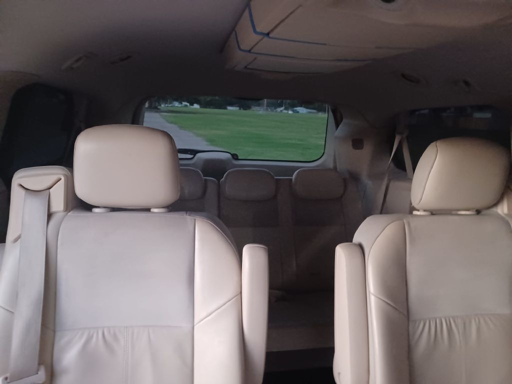 Photo 7 of this CHRYSLER TOWN & COUNTRY