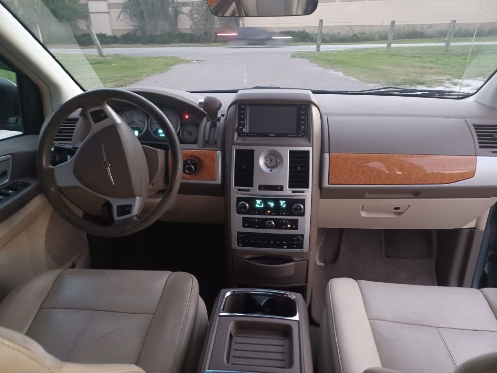 Photo 8 of this CHRYSLER TOWN & COUNTRY