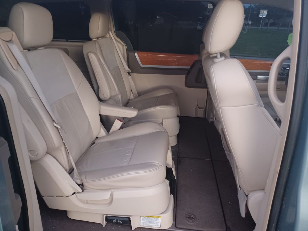 Photo 9 of this CHRYSLER TOWN & COUNTRY