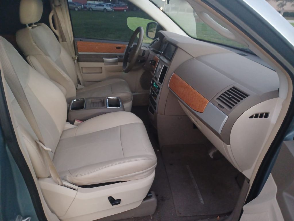 Photo 10 of this CHRYSLER TOWN & COUNTRY
