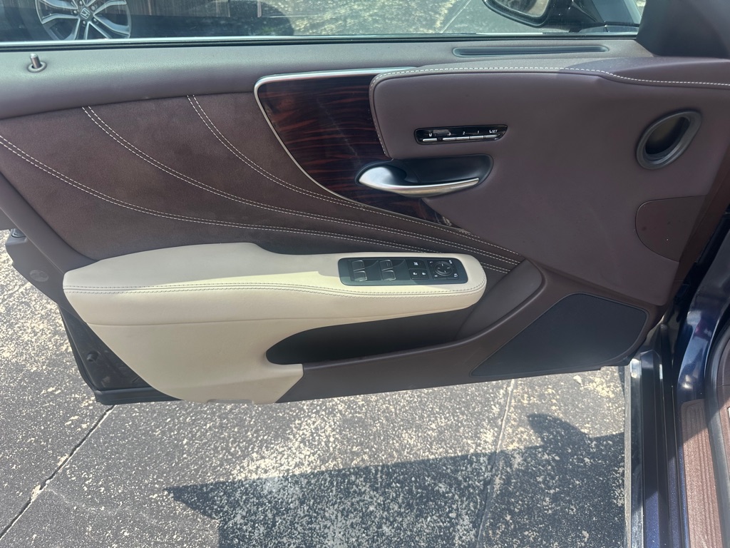 Photo 15 of this LEXUS LS